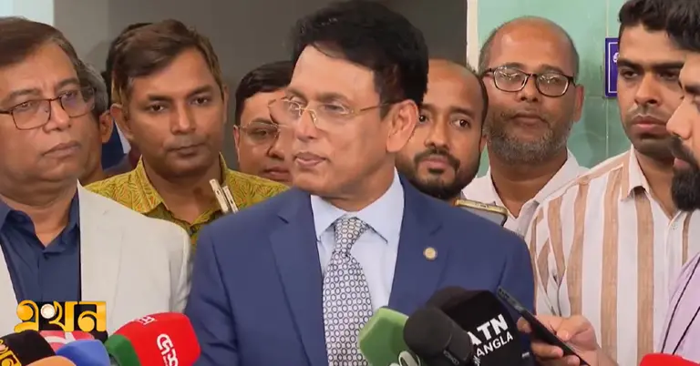 কথা বলছেন শিক্ষামন্ত্রী